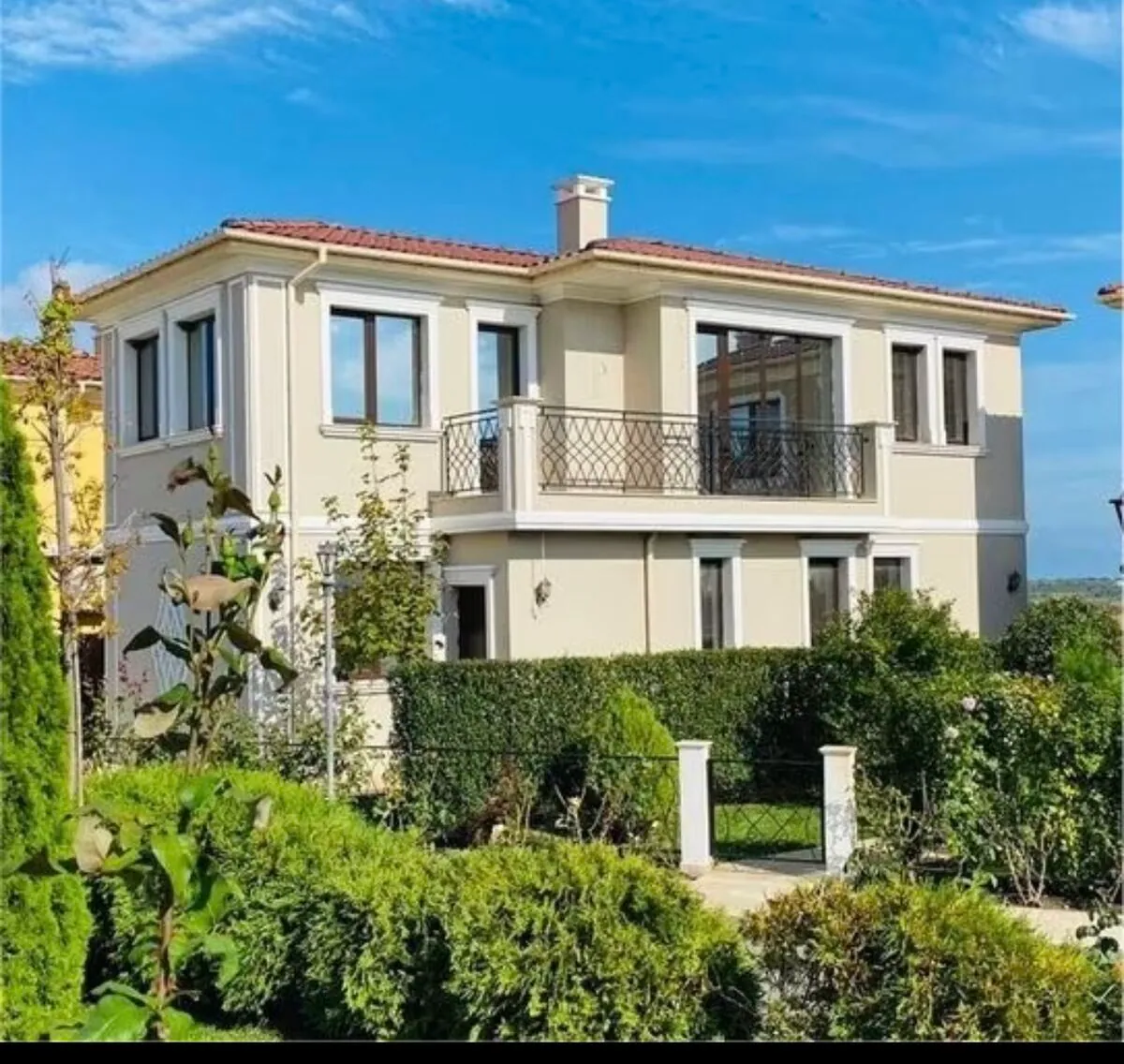 Resale villa with 293 m² of living space in Victoria Residenz, Pomorie